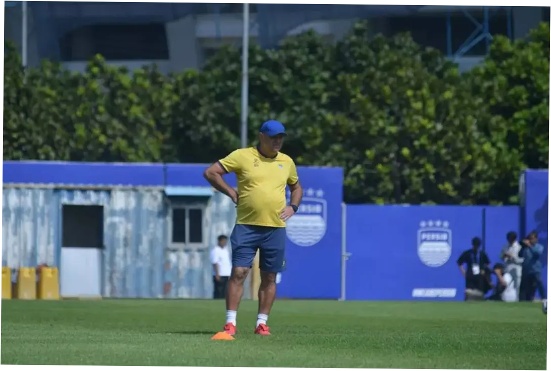 Bojan Hodak Minta Persib Bandung Jaga Fokus, Jadwal Padat di Hadapan