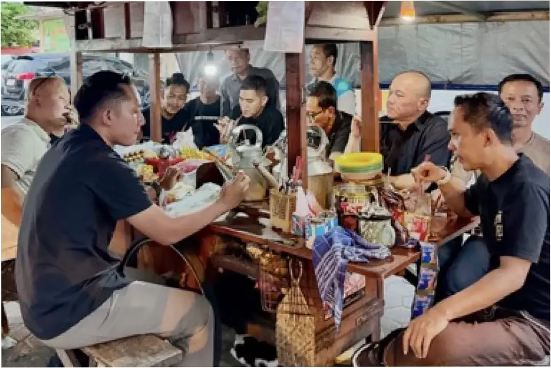 Bos Rokok HS Kenang Istri di Angkringan, Susu Jahe Bawa Cerita Indah
