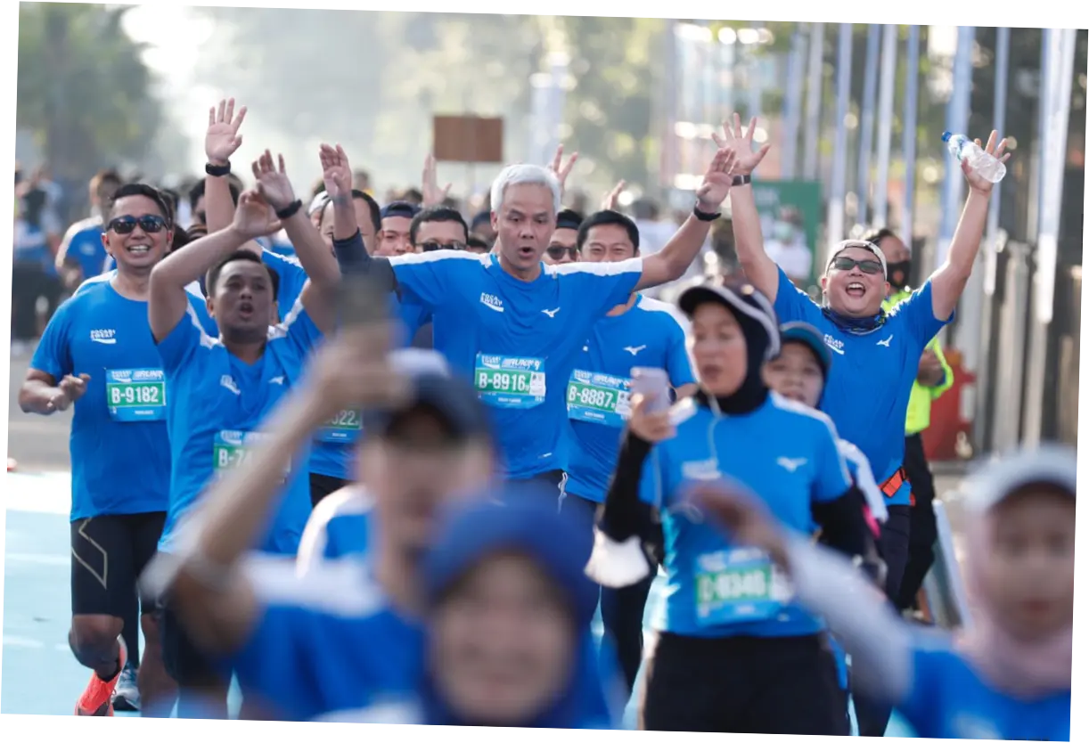 Ganjar Pranowo Ikut Lomba Lari, Kesopanannya Dipuji Netizen
