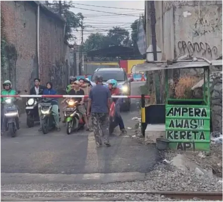KAI Pasang Palang Pintu Dekat Stasiun Bekasi Timur, Dijaga Swadaya Masyarakat