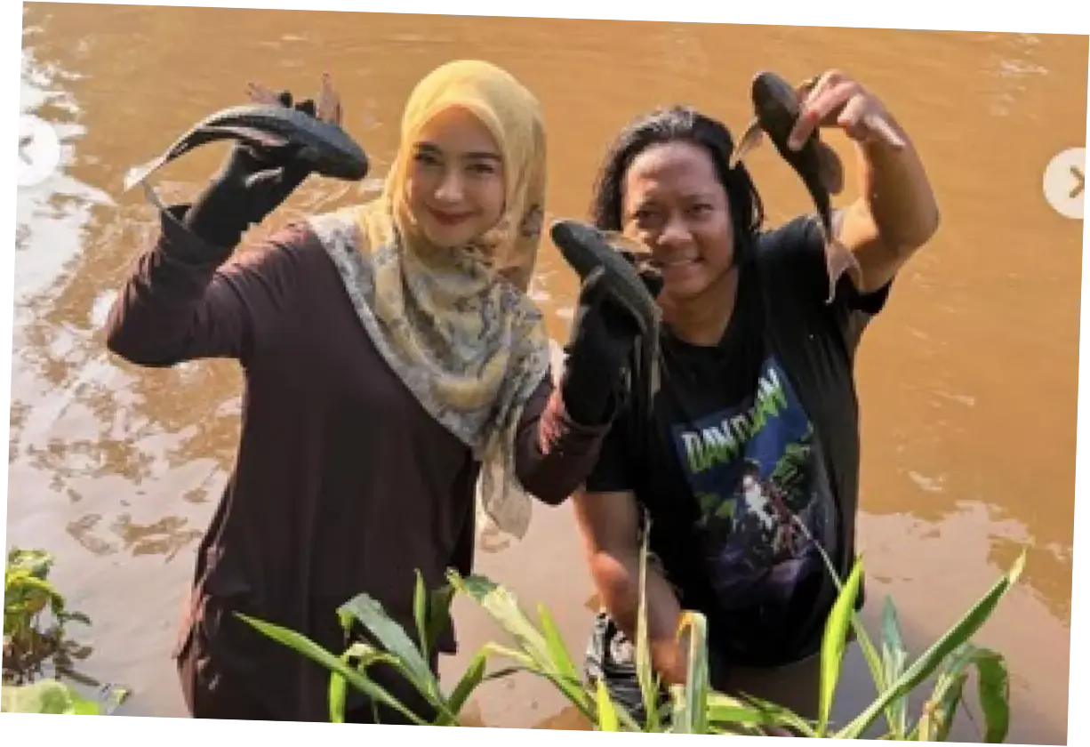 Ria Ricis Tangkap Ikan Sapu-Sapu di Sungai, Nggak Jijik Meski Air Keruh