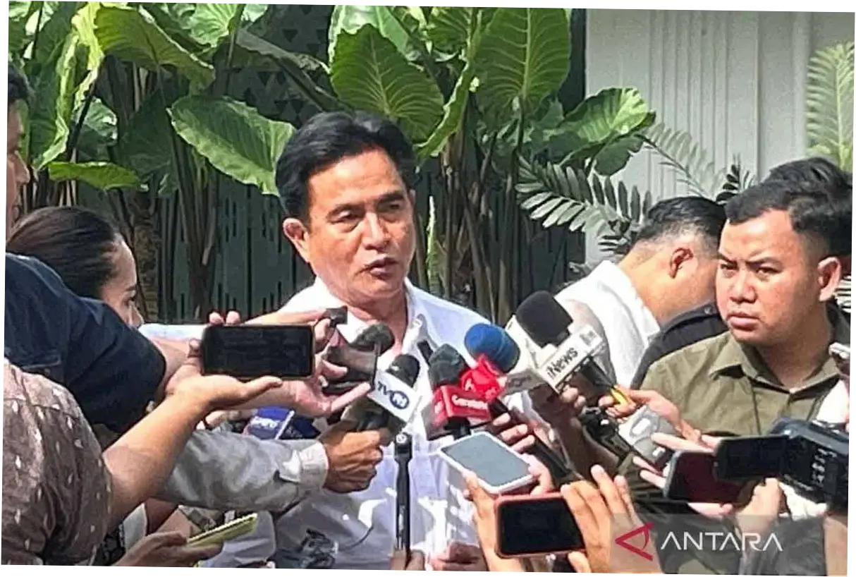 Yusril Ihza Mahendra Minta Aparat Mempersilakan Warga Nobar Film Pesta Babi