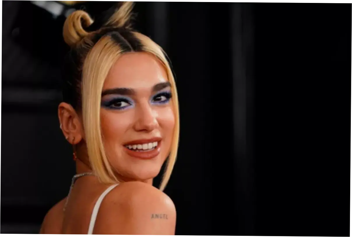 Gaya Dua Lipa Sukses Bikin Terpana, Kenali Ancaman Polusi Udara yang Picu Ketombe