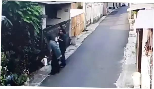 Pengamen Bakar Pagar Rumah Warga di Bekasi karena Tak Diberi Uang, Ditangkap