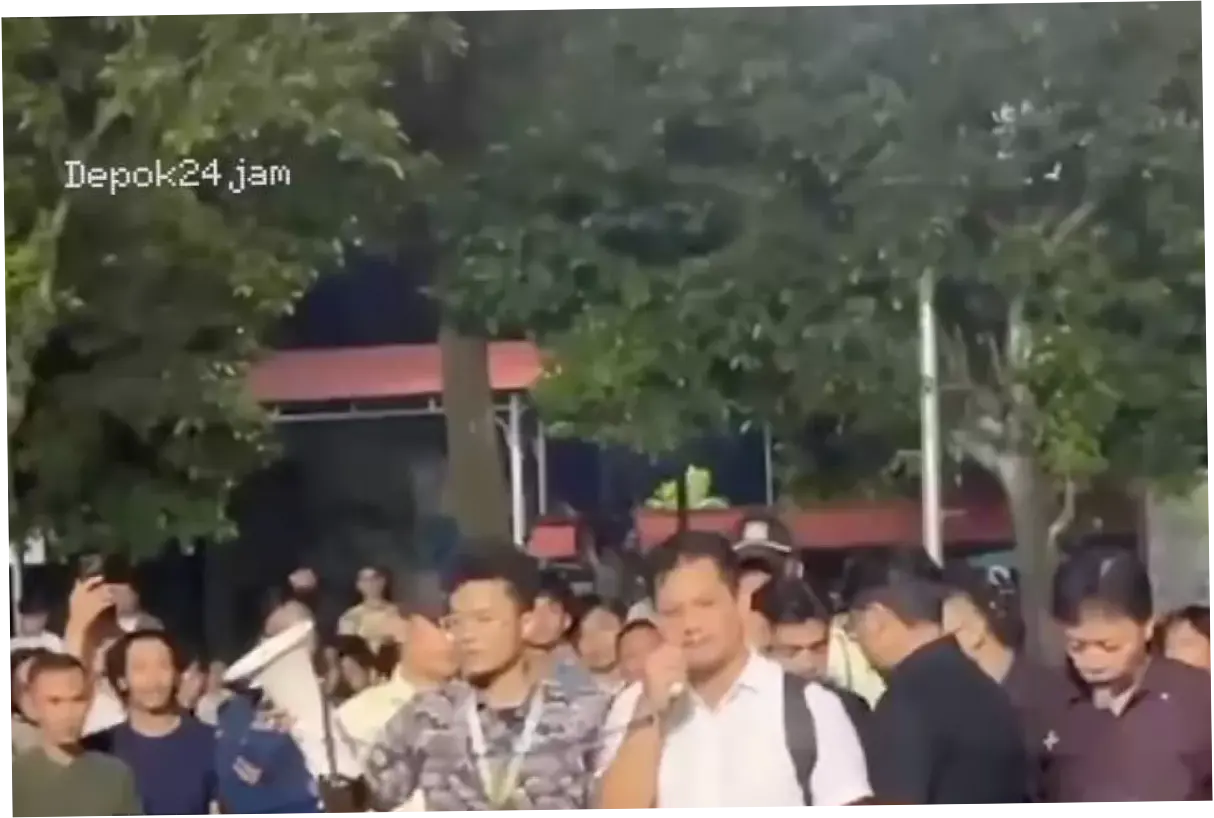 Viral 2 Mahasiswa Sesama Jenis Berciuman di PNJ Depok, Ayah Minta Maaf hingga Sujud