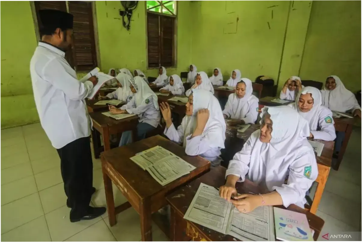 DPR Soroti Gaji Guru Swasta, Ada yang Belum Dibayar hingga 11 Bulan