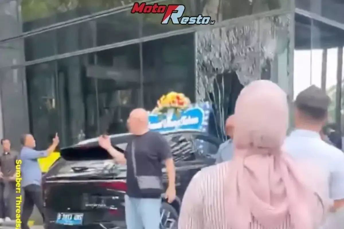 Mobil Listrik BYD Tabrak Kacang Gedung di SCBD, Diduga Sopir Salah Injak Gas